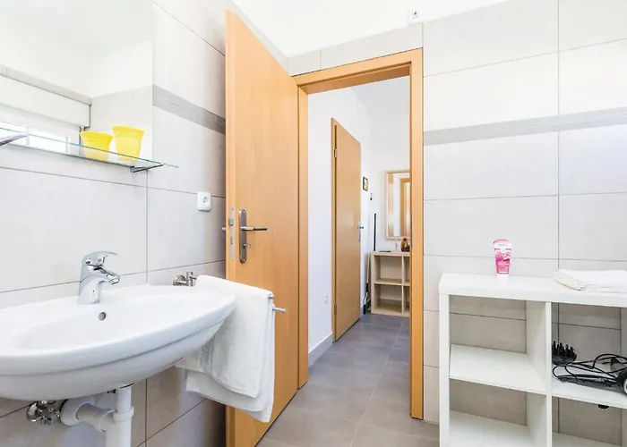 1 Bedroom Awesome In *